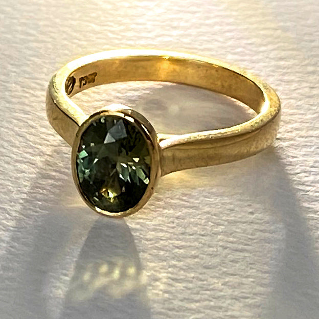 Green Sapphire Rub-over Ring